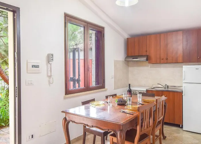 1 Bedroom Amazing In Locri